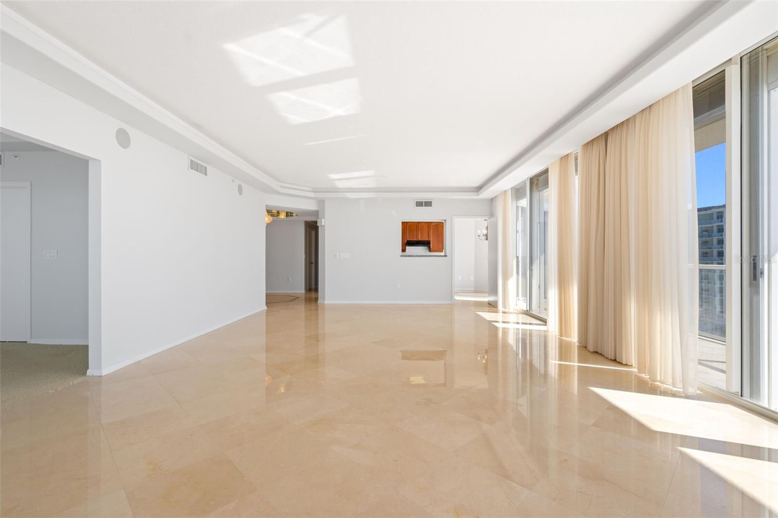 L ELEGANCE ON LIDO BEACH - Residential