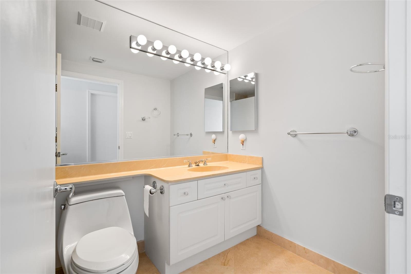 L ELEGANCE ON LIDO BEACH - Residential