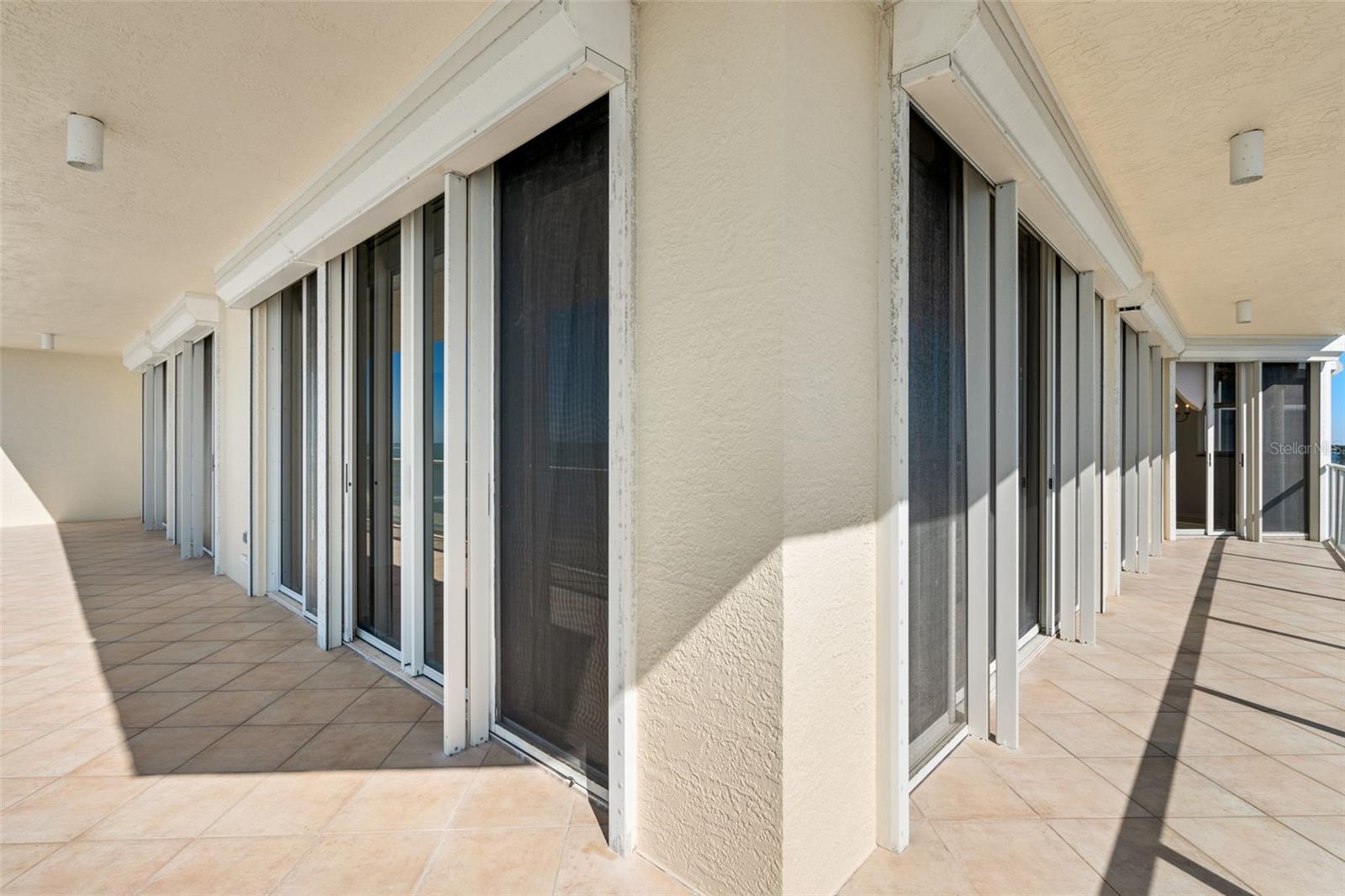 L ELEGANCE ON LIDO BEACH - Residential