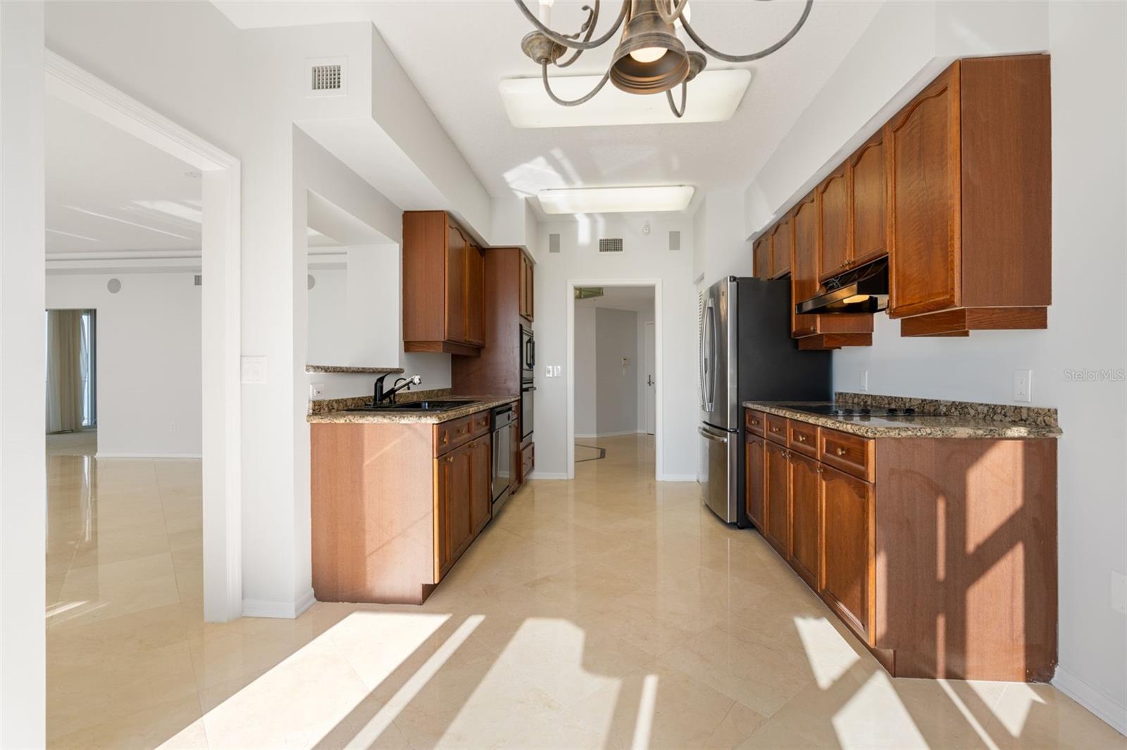 L ELEGANCE ON LIDO BEACH - Residential