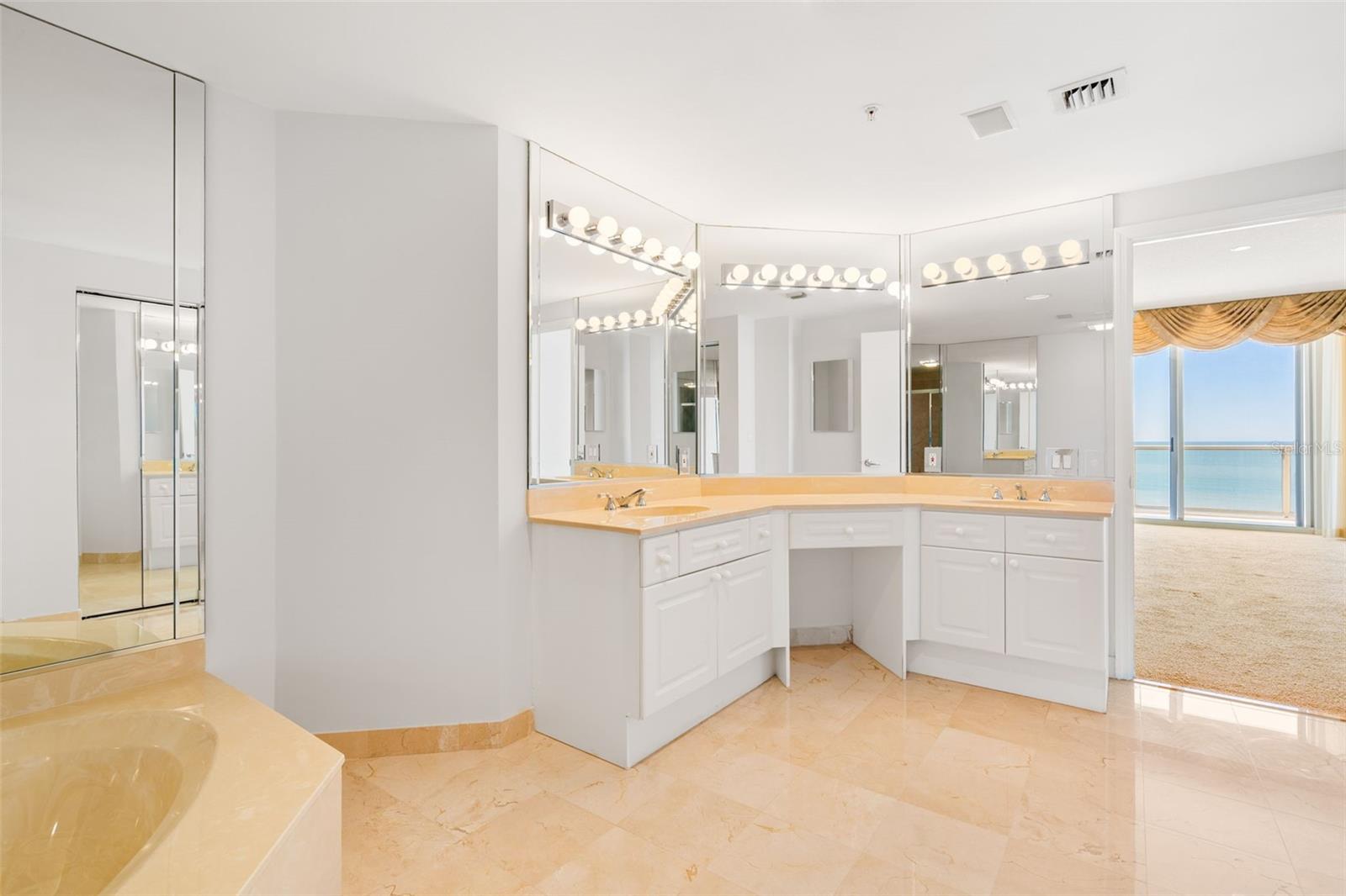 L ELEGANCE ON LIDO BEACH - Residential