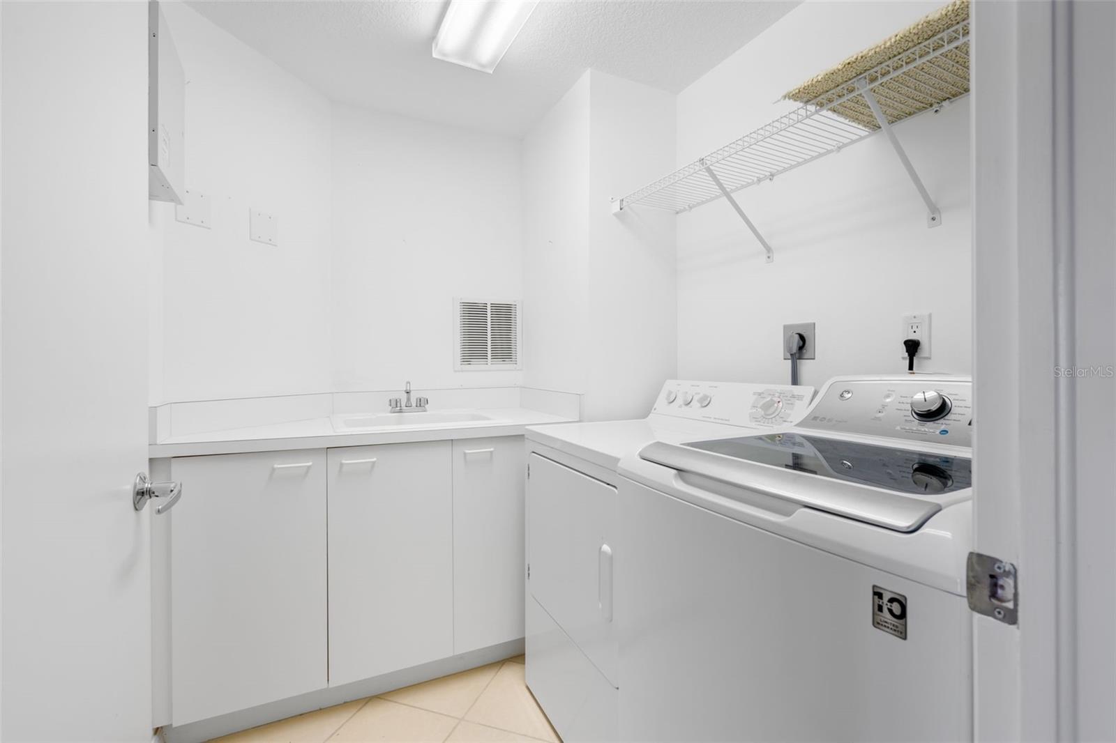 L ELEGANCE ON LIDO BEACH - Residential