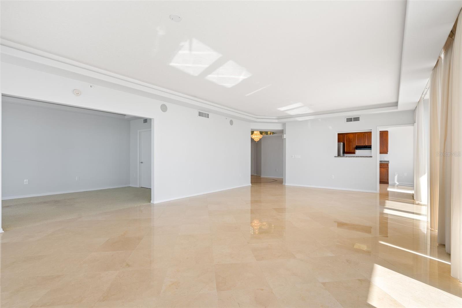 L ELEGANCE ON LIDO BEACH - Residential