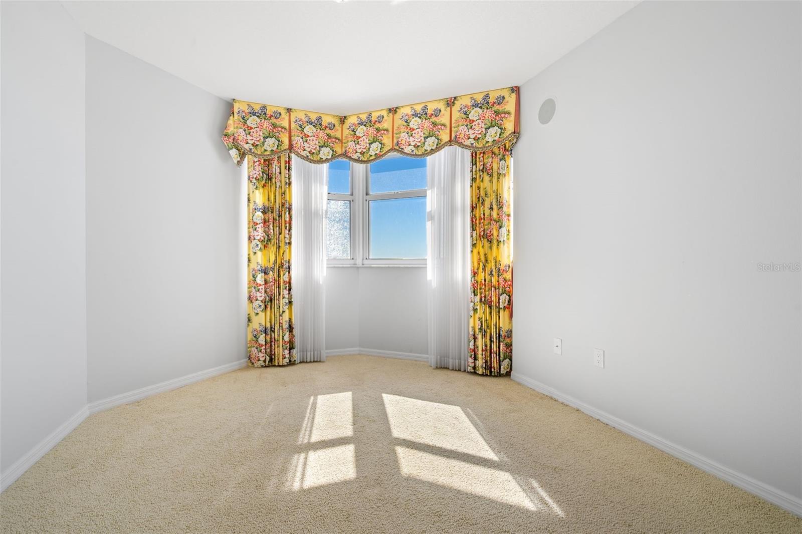 L ELEGANCE ON LIDO BEACH - Residential