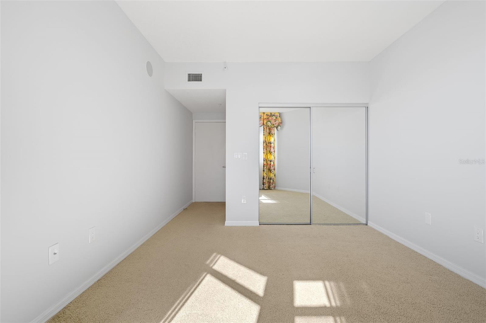 L ELEGANCE ON LIDO BEACH - Residential