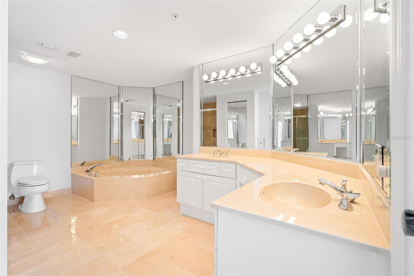 L ELEGANCE ON LIDO BEACH - Residential