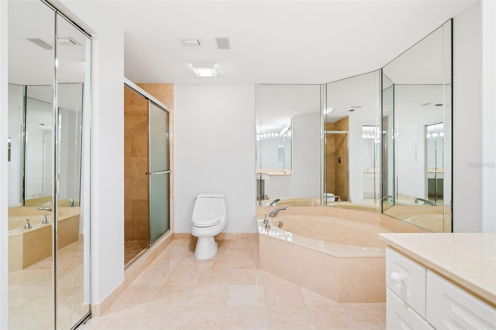 L ELEGANCE ON LIDO BEACH - Residential