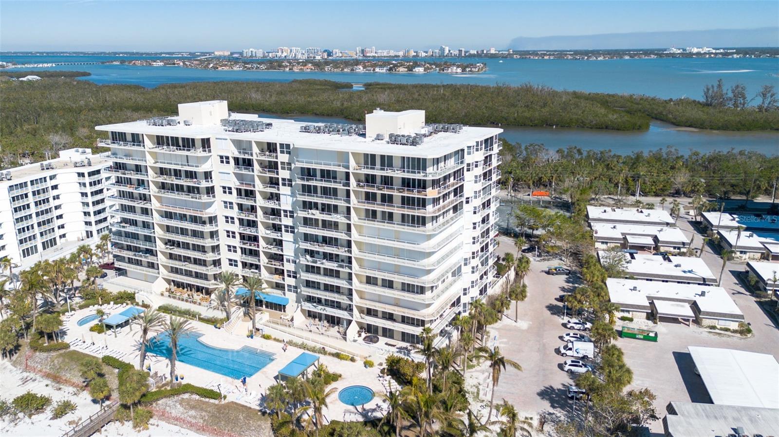 L ELEGANCE ON LIDO BEACH - Residential