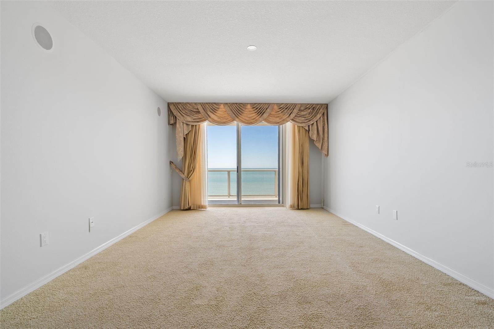 L ELEGANCE ON LIDO BEACH - Residential