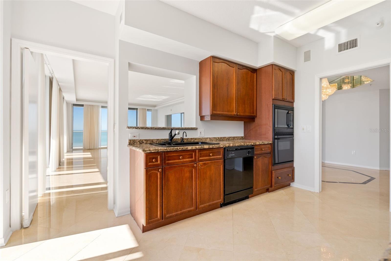 L ELEGANCE ON LIDO BEACH - Residential