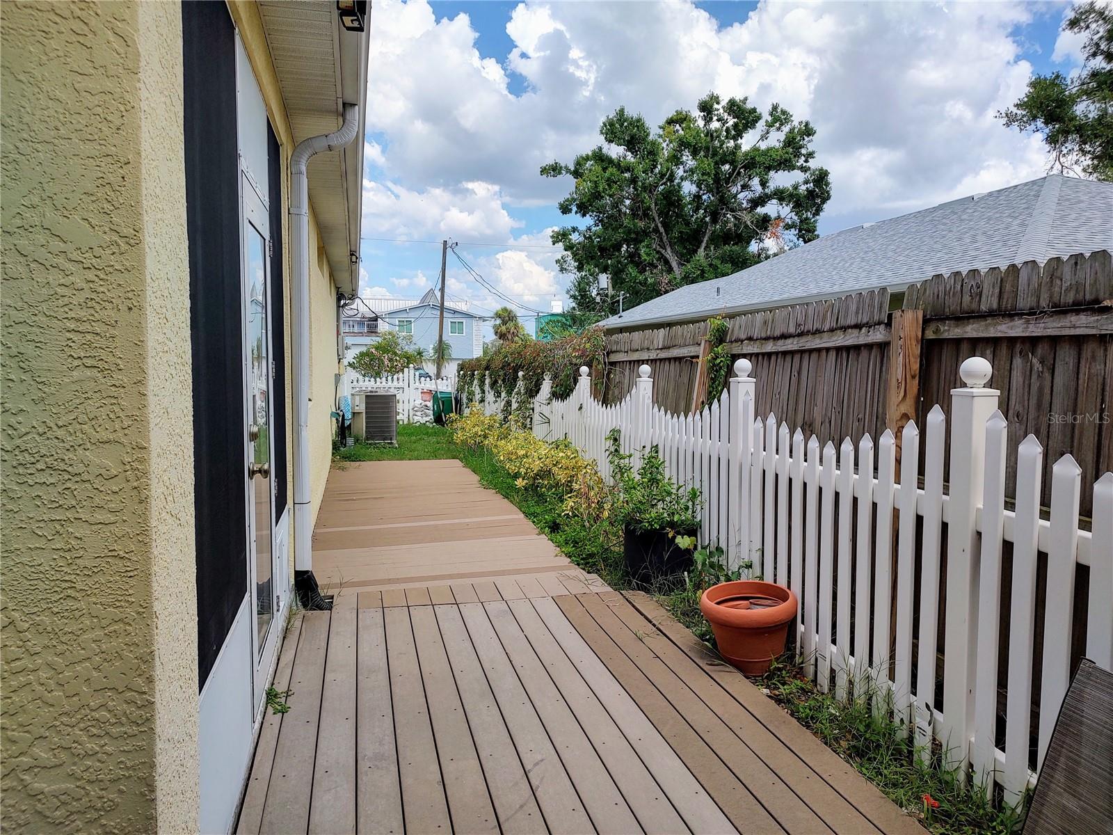 TROPICAL SHORES - Residential