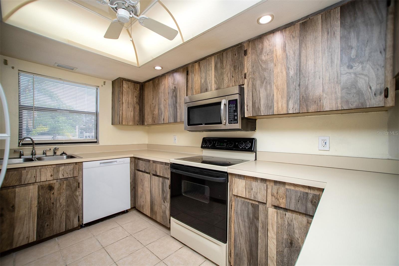 101 LAKE AVENUE NE 211