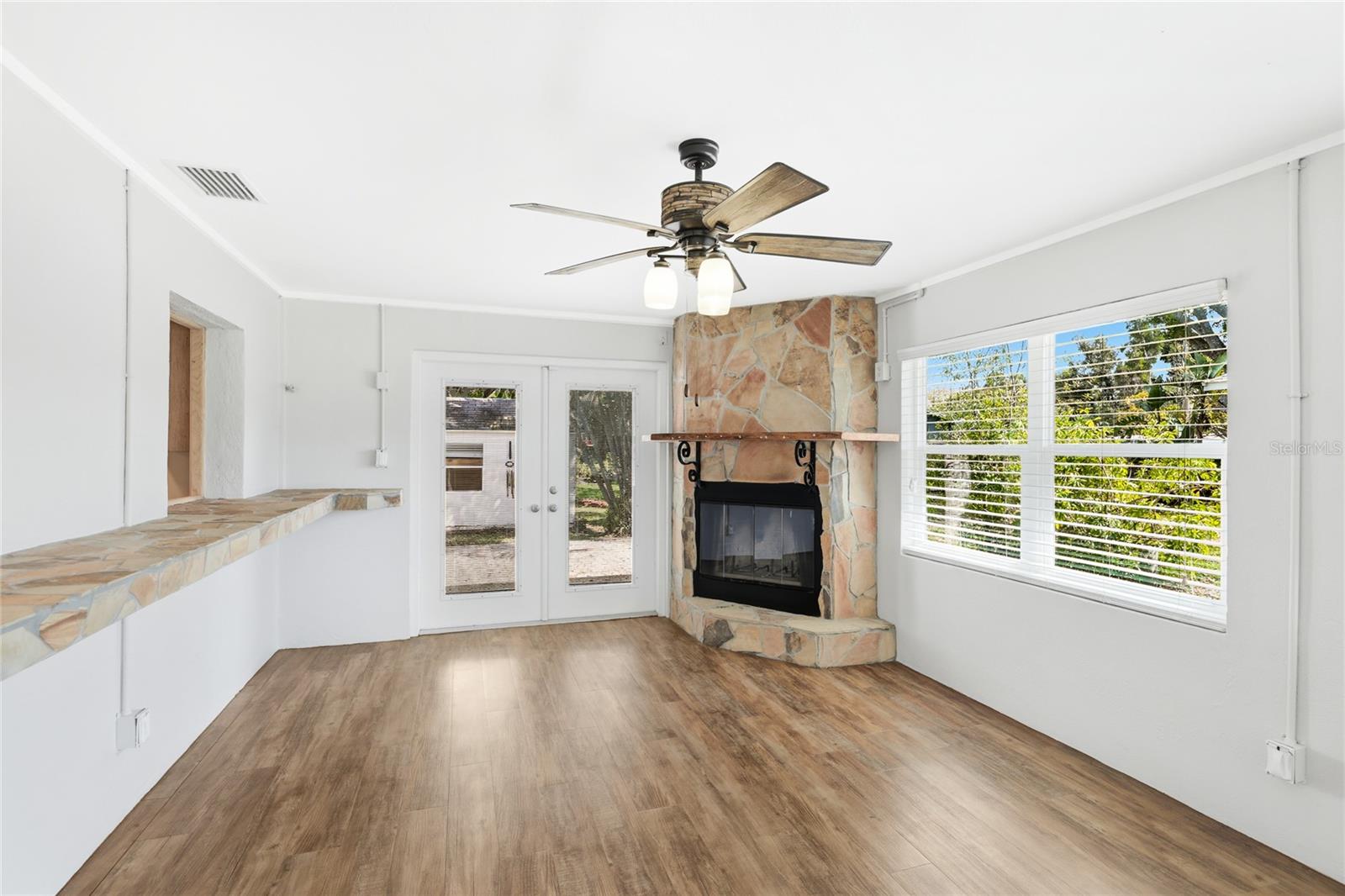 RESTFUL PINES - Residential Lease