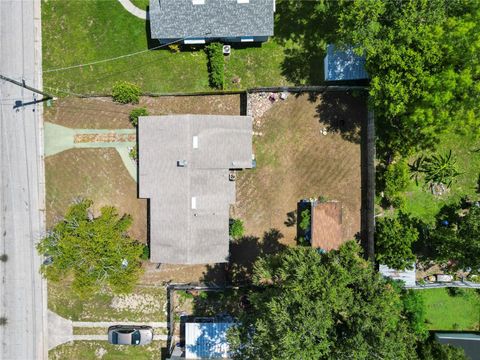 A home in AUBURNDALE