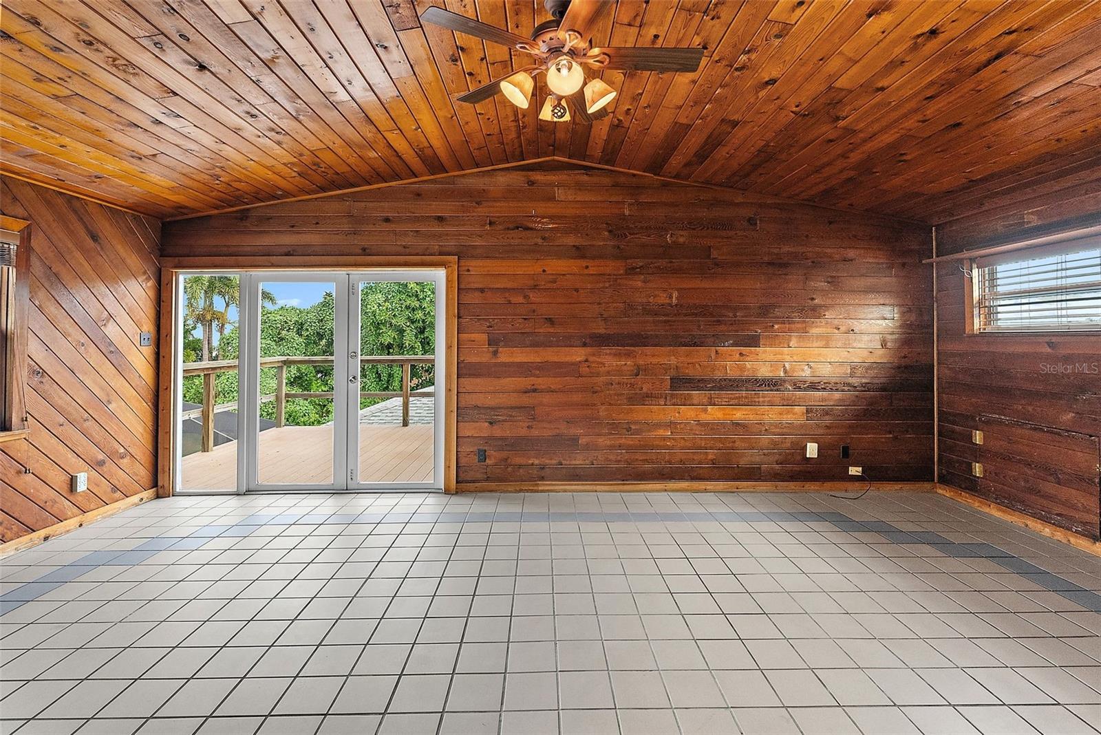 TROPICAL SHORES - Residential