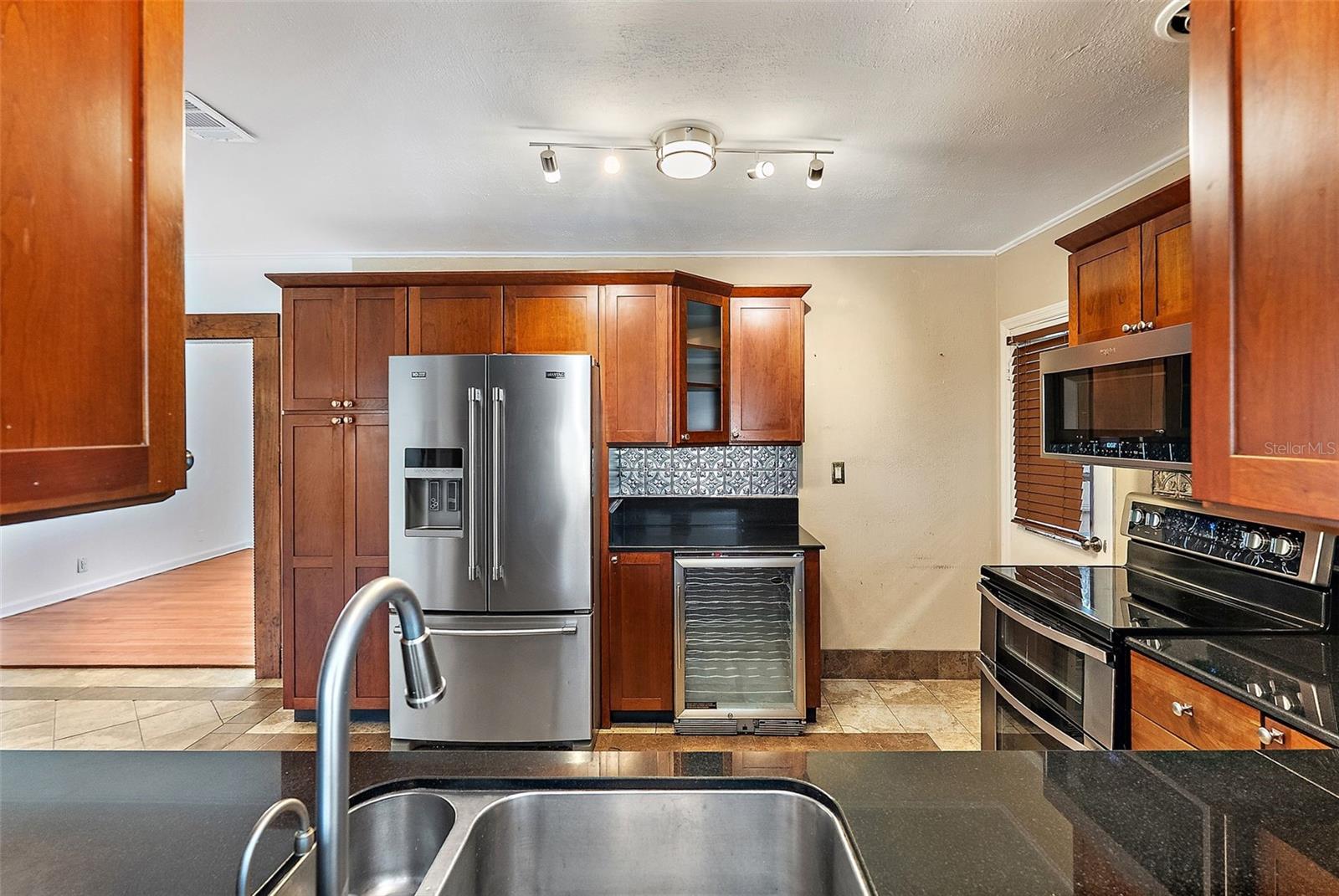 TROPICAL SHORES - Residential