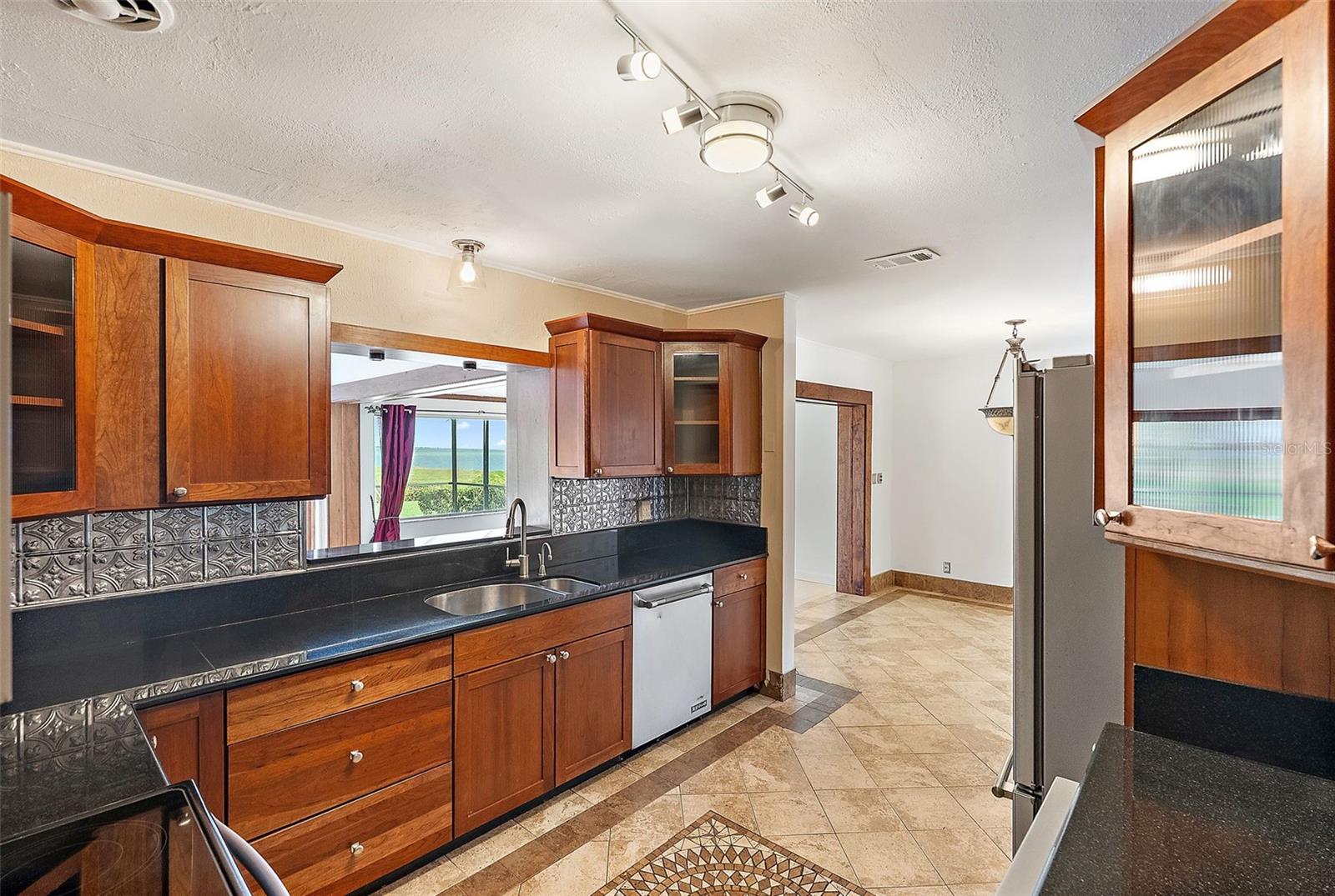 TROPICAL SHORES - Residential