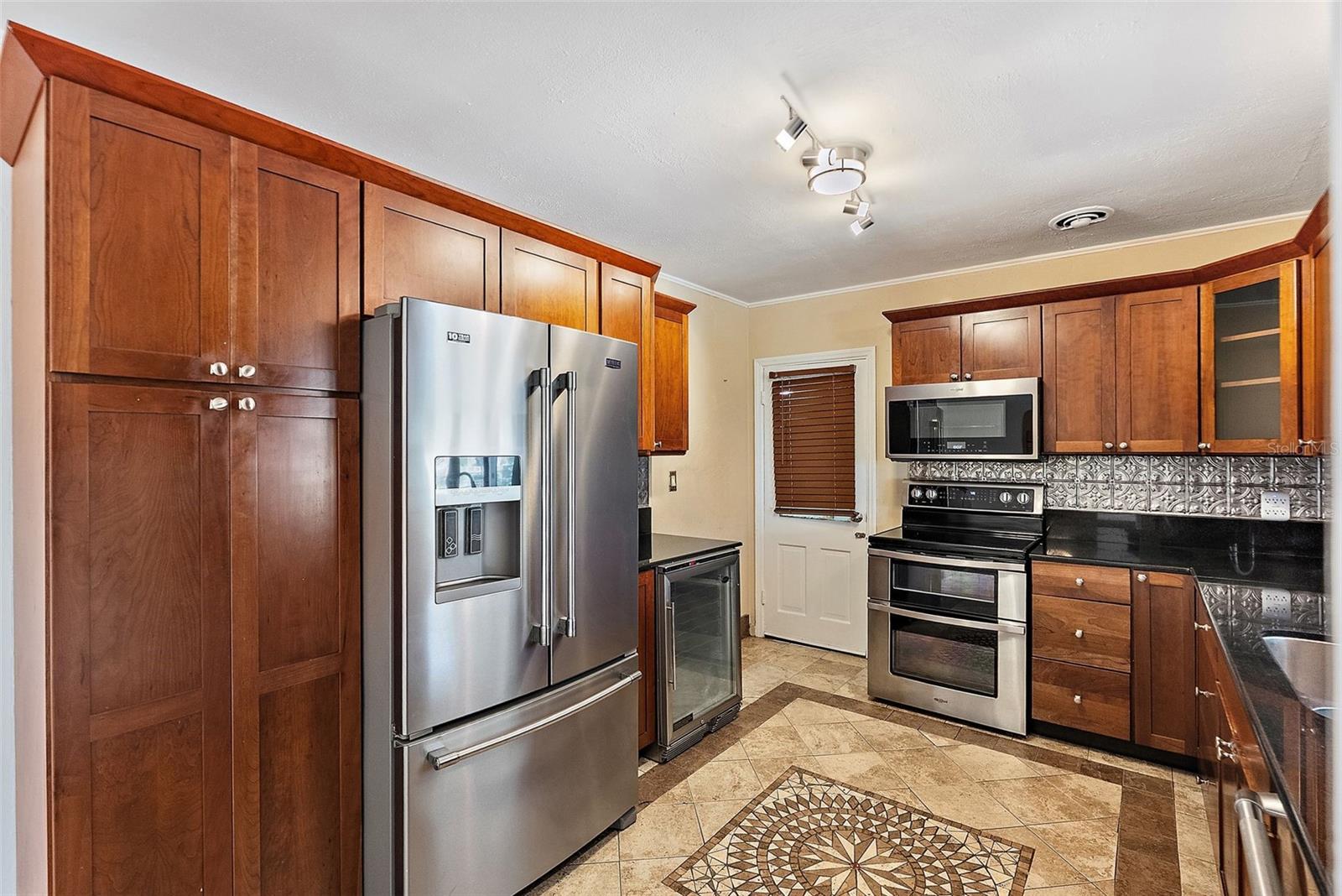 TROPICAL SHORES - Residential