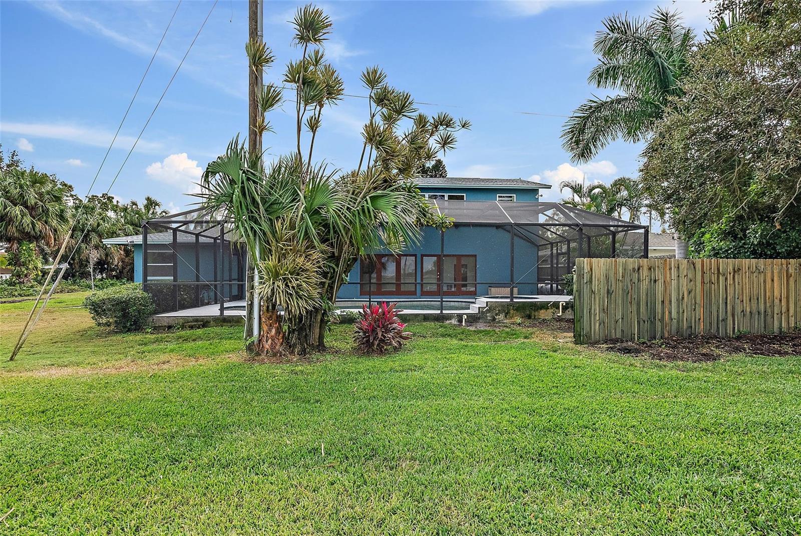 TROPICAL SHORES - Residential