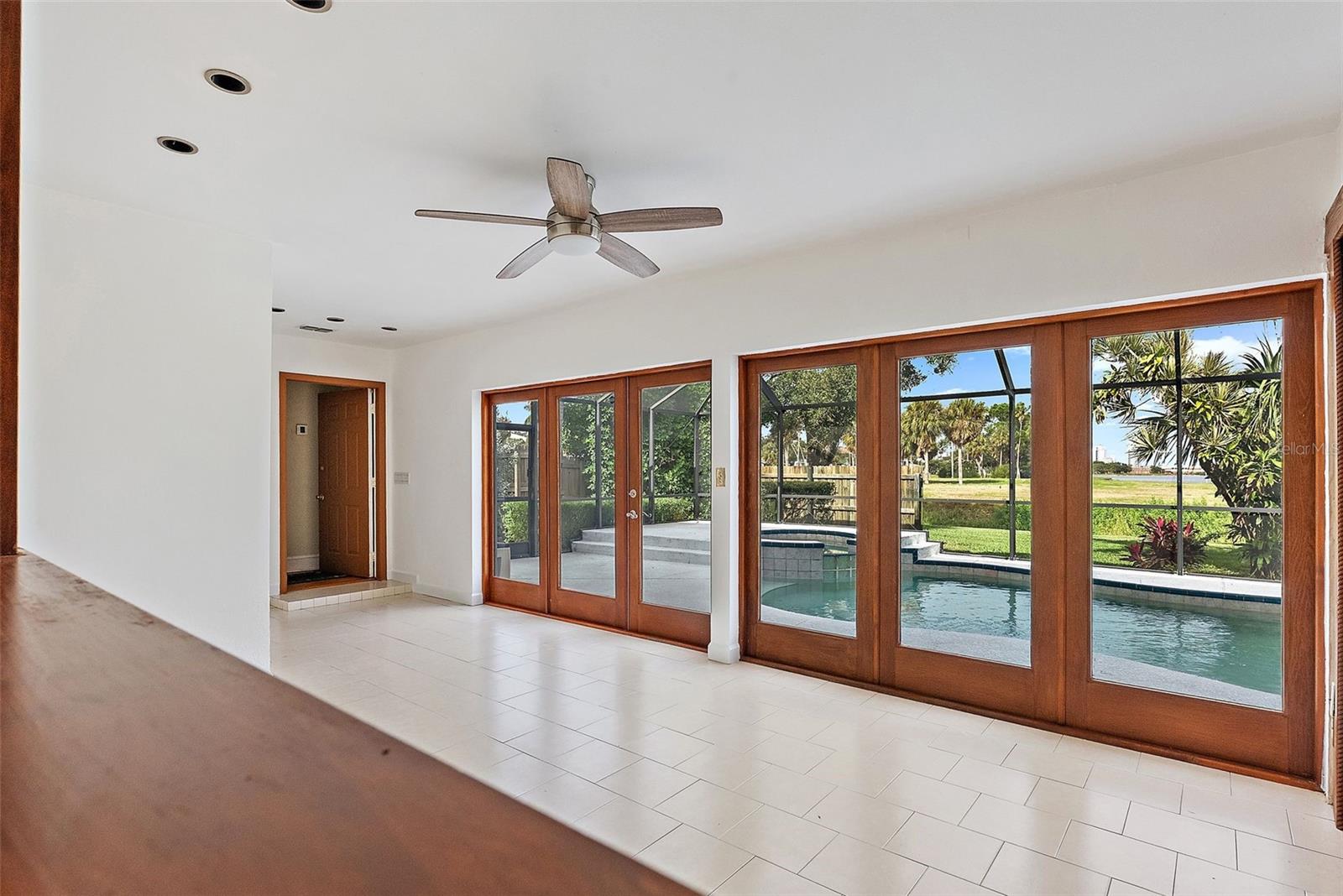 TROPICAL SHORES - Residential