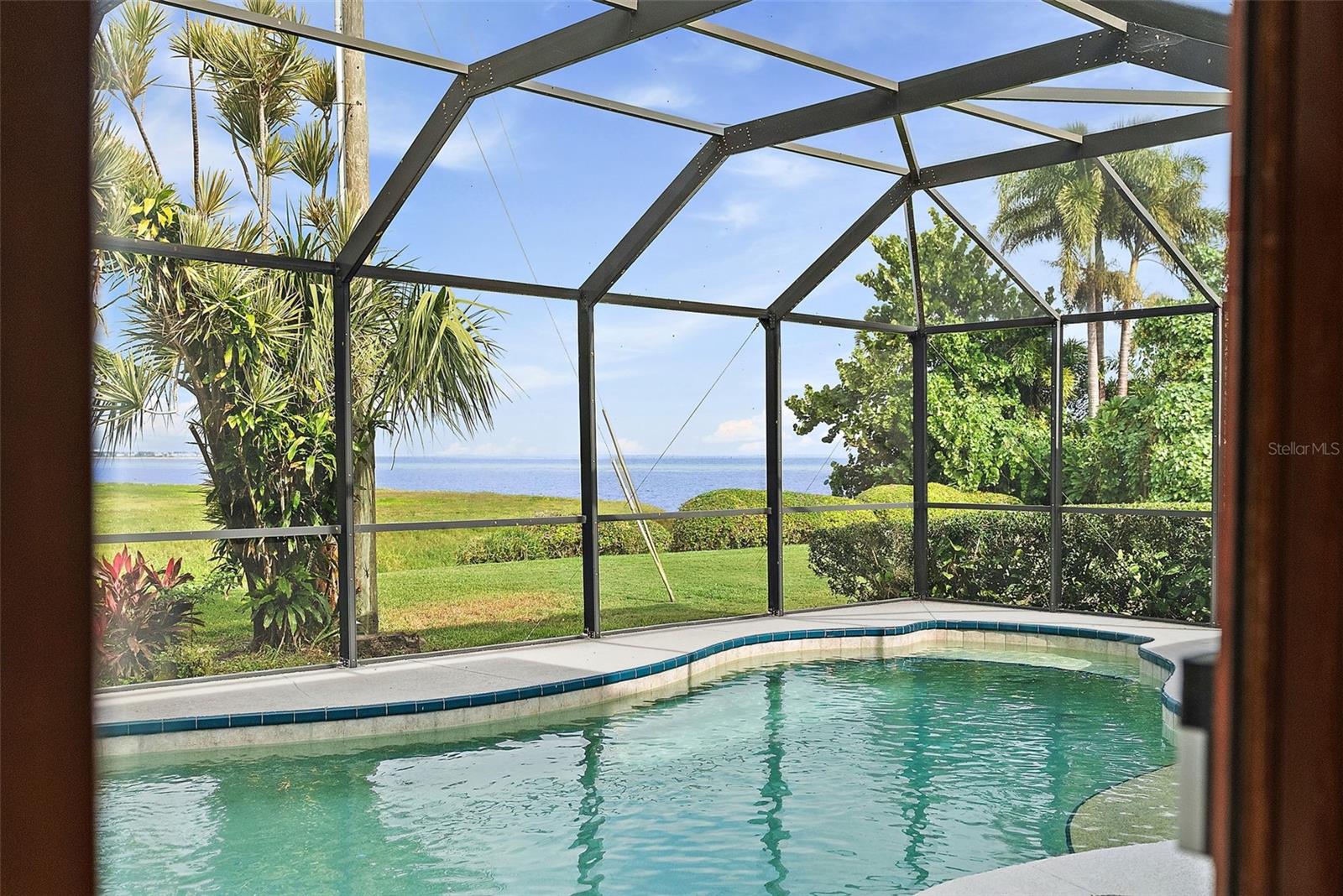 TROPICAL SHORES - Residential