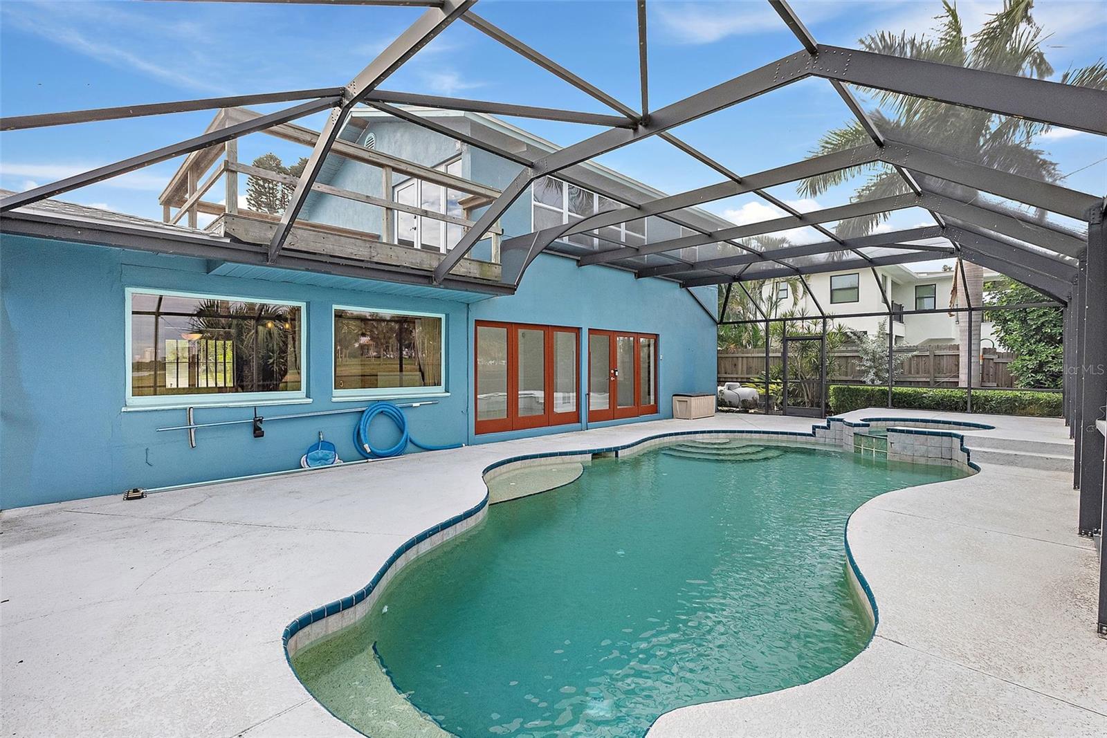 TROPICAL SHORES - Residential