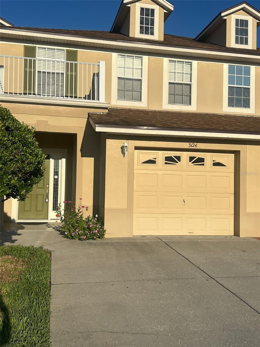 Furnished Townhome for Rent – Premium Location in Kissimmee!
Discover this beautiful 3-bedroom, 2.5-bathroom townhome located in the desirable Townhomes of Flora Ridge community. Fully furnished and move-in ready, this property offers the perfect blend of comfort, convenience, and lifestyle.
Features:
3 spacious bedrooms, 2 full bathrooms + 1 half bathroom, Fully furnished, Premium gated community.
Prime Location:
Next to The Loop Mall with shopping, dining, and entertainment options, only 15 minutes from Disney Parks, just 15 minutes from Orlando International Airport.
This is the perfect home for those who want to enjoy Central Florida living in a secure and premium location.
