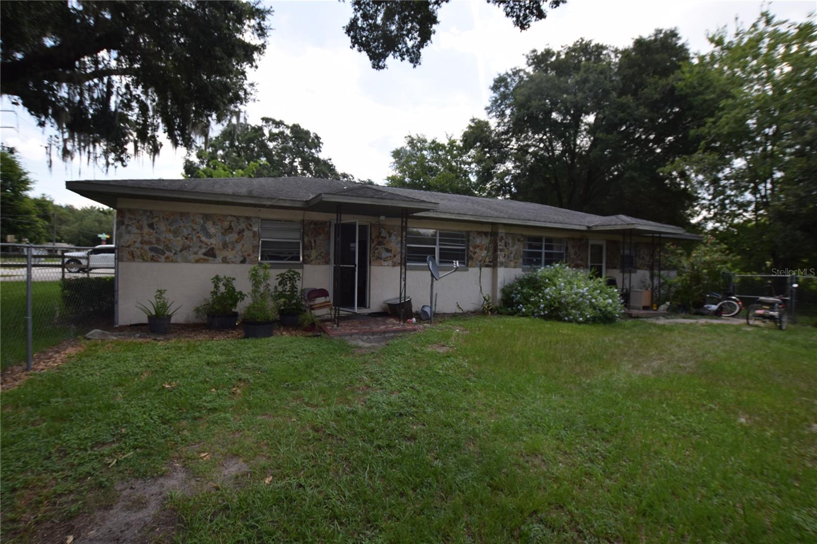 2 Bedroom, 1 Bath Duplex For Rent in Leesburg, FL, Range, Refrigerator, Central Heat and A/C.