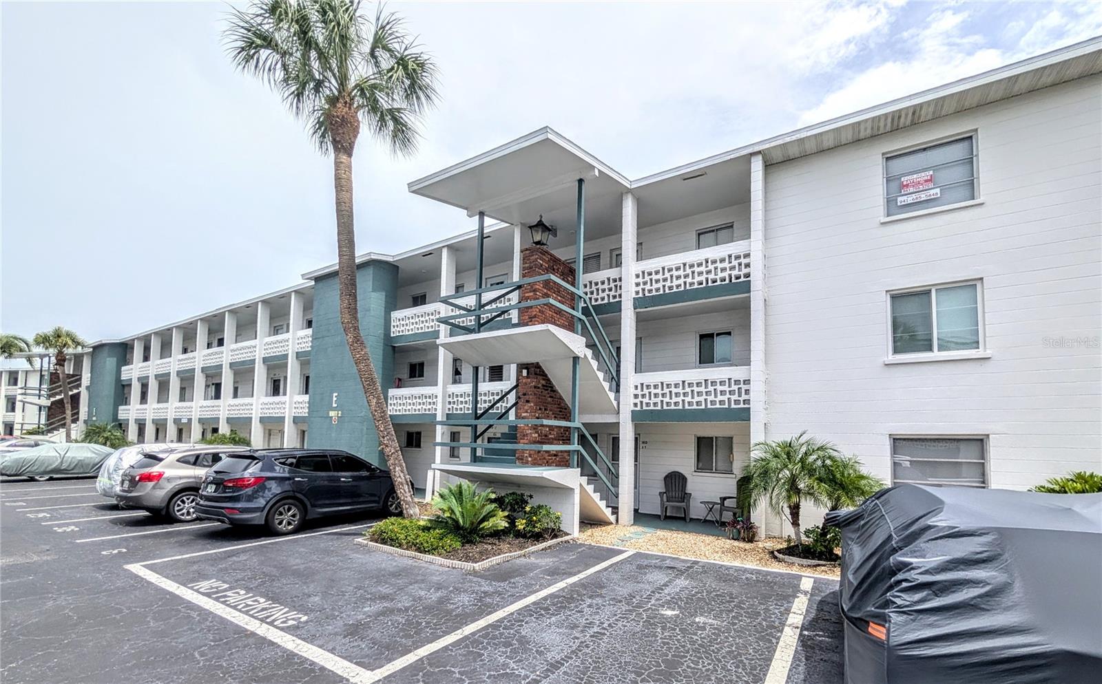 Nicely furnished and well equipped for your stay in the Sunshine State. This delightful condo in the Popular Bayshore Gardens area is centrally located to all the best attractions on the West Coast of Florida. Just 7 miles away, you will be enjoying some of the best beaches in the Country. You will find a variety of great things to do, including museums, festivals, and excellent restaurants, in both downtown Sarasota and Bradenton. With shopping just down the road, you can't go wrong in enjoying the winter season in this very active 55+ community.