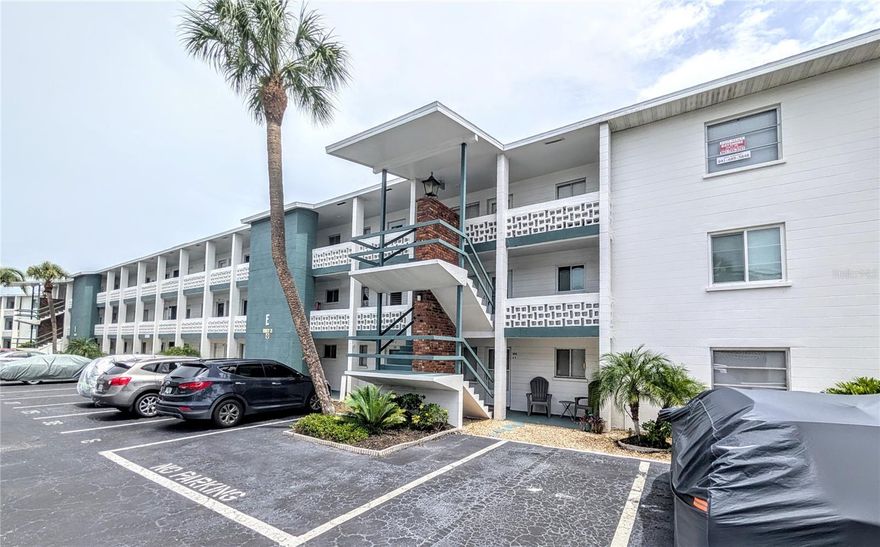 Nicely furnished and well equipped for your stay in the Sunshine State. This delightful condo in the Popular Bayshore Gardens area is centrally located to all the best attractions on the West Coast of Florida. Just 7 miles away, you will be enjoying some of the best beaches in the Country. You will find a variety of great things to do, including museums, festivals, and excellent restaurants, in both downtown Sarasota and Bradenton. With shopping just down the road, you can't go wrong in enjoying the winter season in this very active 55+ community.