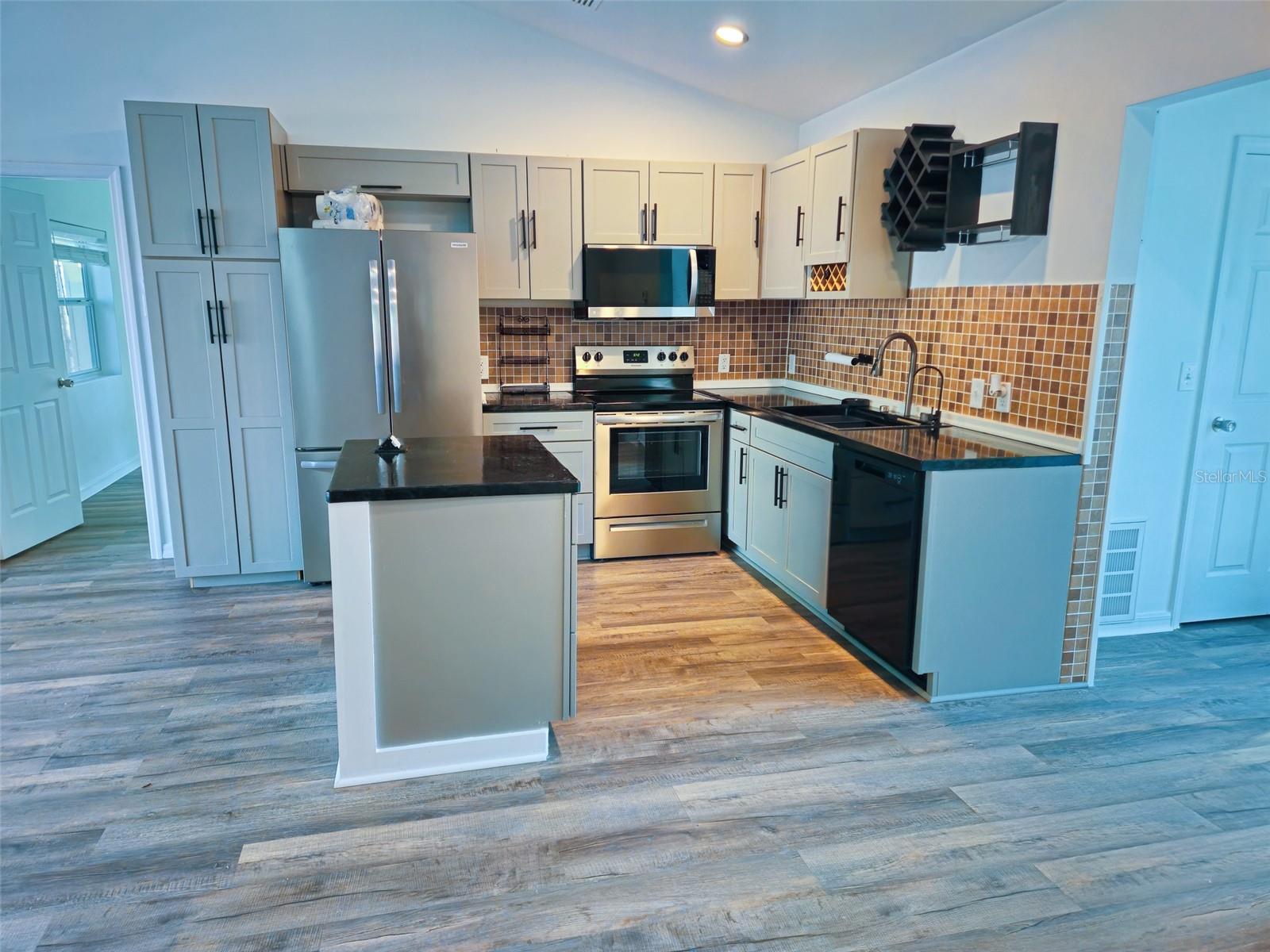 ROLLING HILLS 01 - Residential