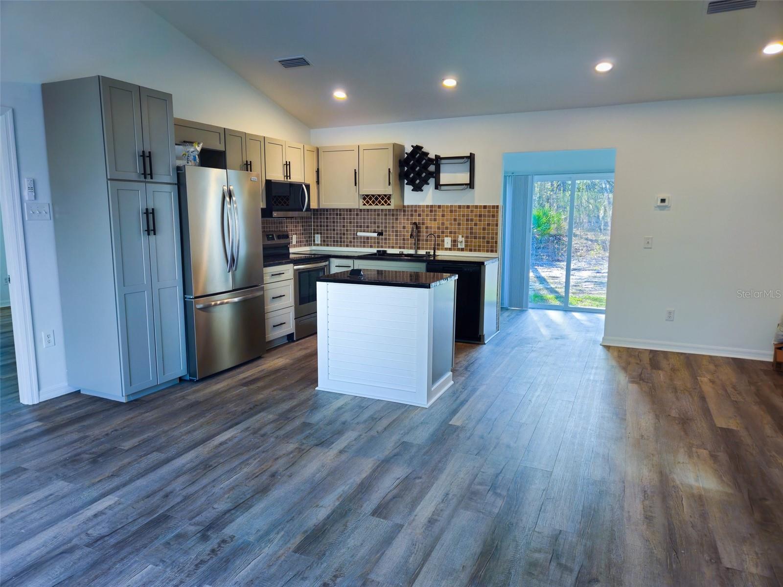 ROLLING HILLS 01 - Residential