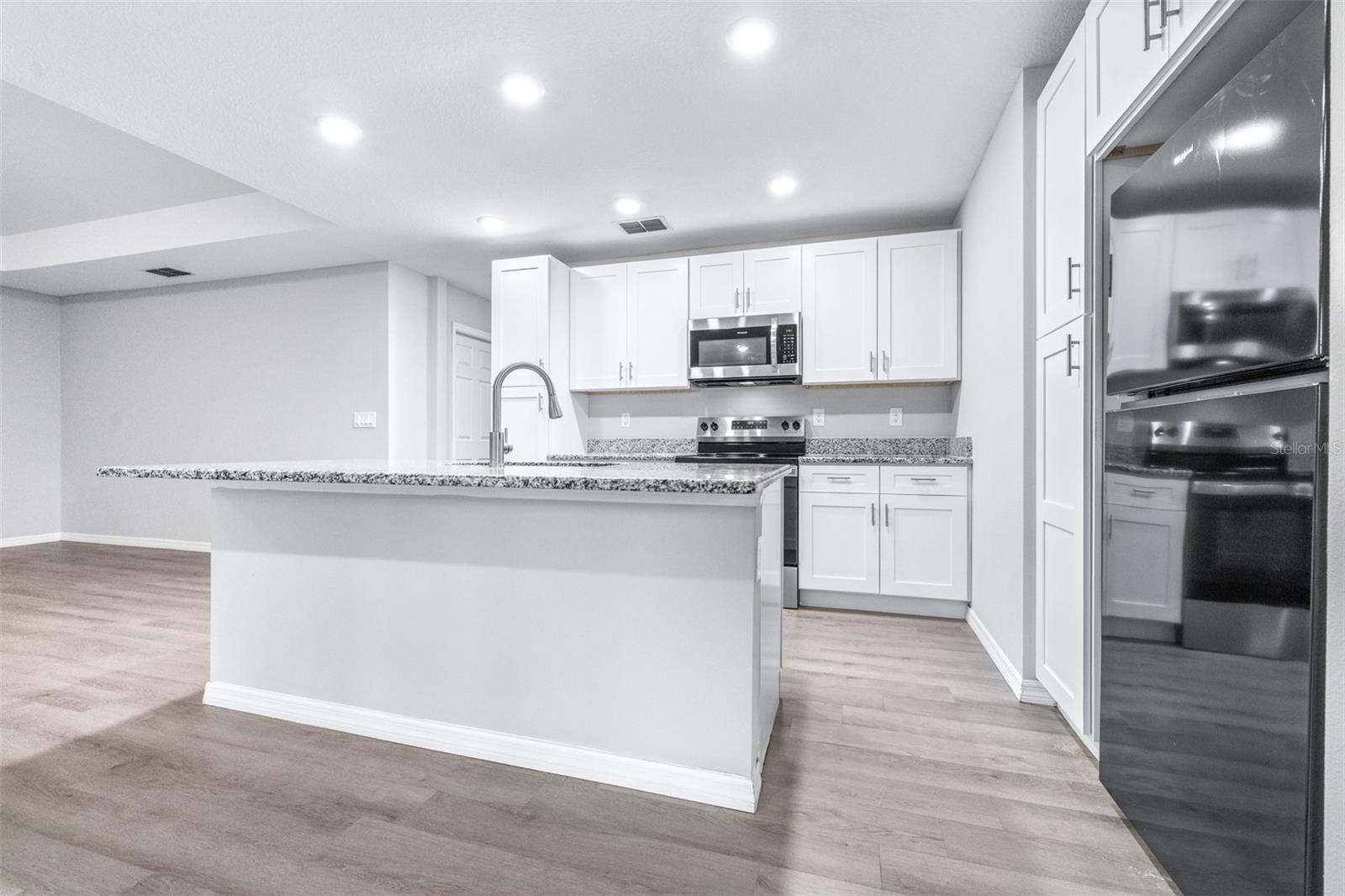 SMITH IDA M SUB 2ND REPLAT PB 33 PG 16 - Residential