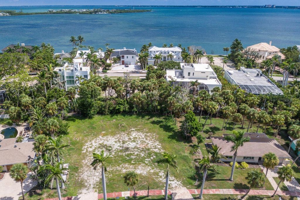Photo of 204 N Adams Drive, Sarasota, FL 34236 (MLS # A4662228)