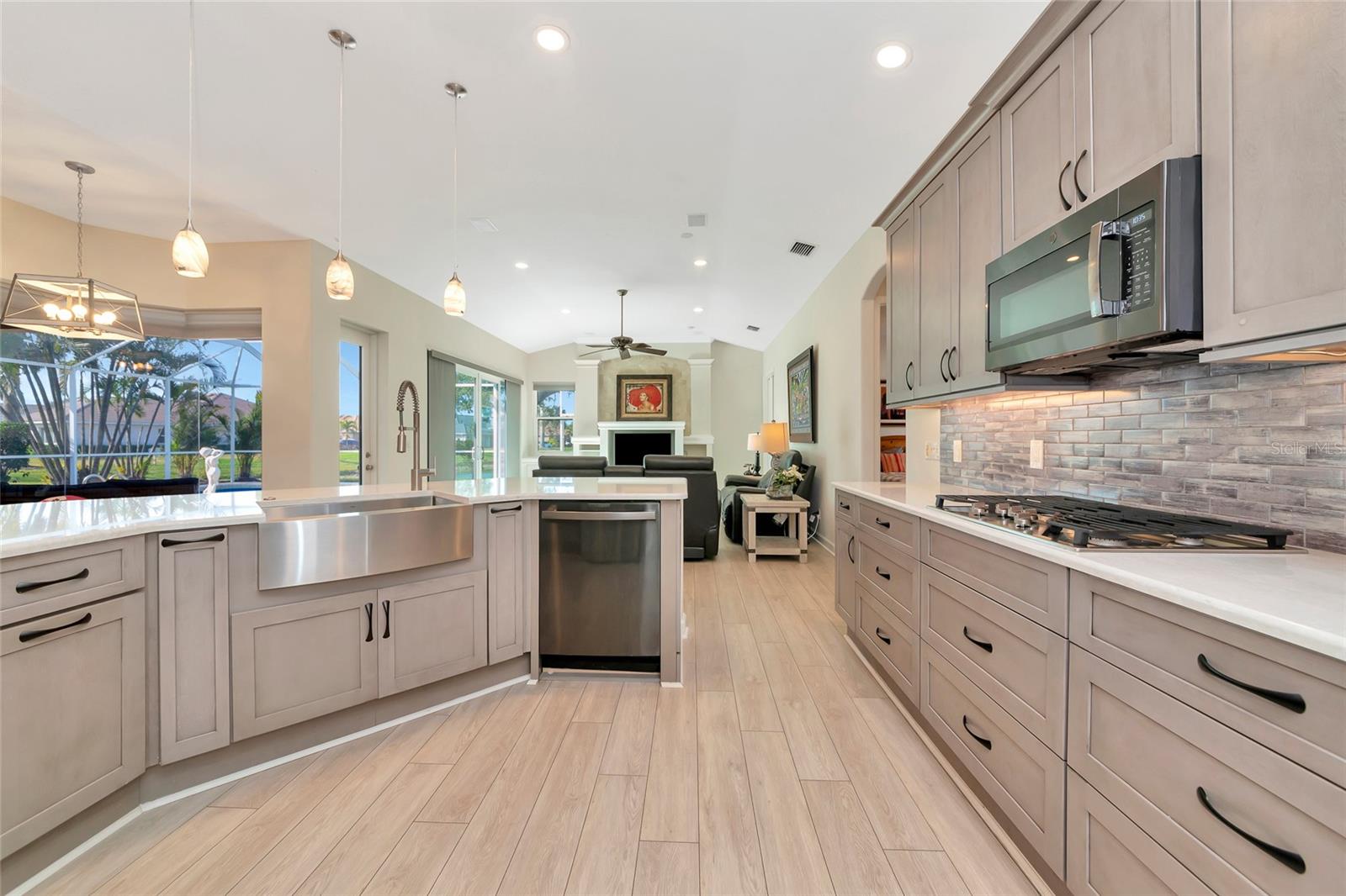 THE HAMPTONS - Residential