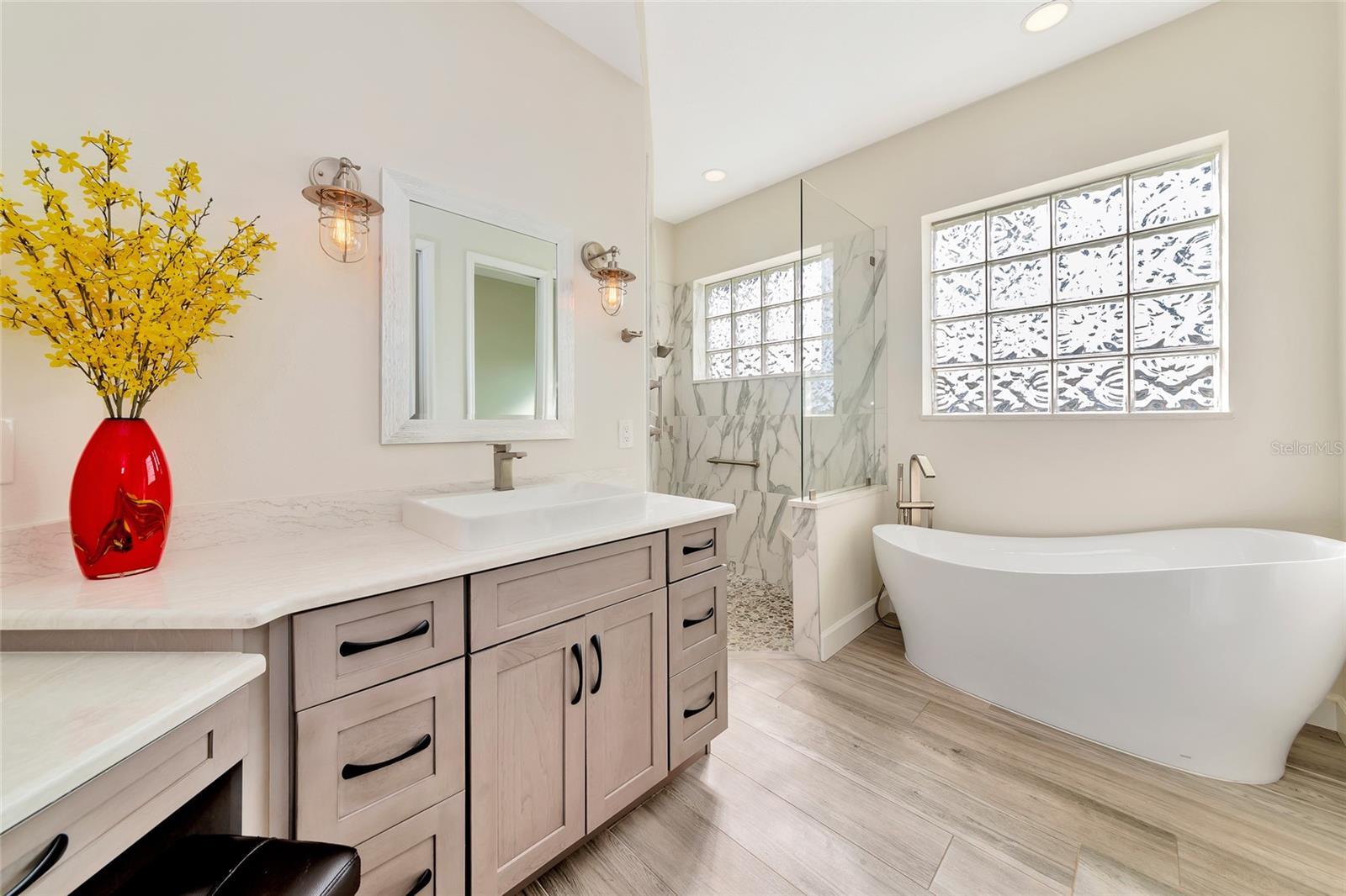 THE HAMPTONS - Residential