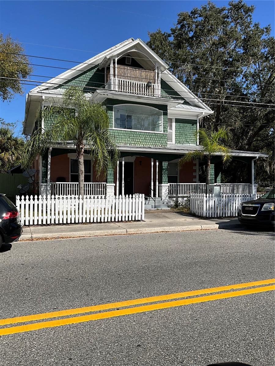 Charming 1-bedroom, 1-bath apartment located on the second floor in the heart of downtown Kissimmee. Conveniently close to shopping, dining, and transportation, this historic apartment offers both character and convenience.
NO PETS
All residents are enrolled in the Resident Benefits Package (RBP) for $39.95/month which includes renters insurance, HVAC air filter delivery (for applicable properties), credit building to help boost your credit score with timely rent payments, $1M Identity Protection, our best-in-class resident rewards program, and much more! More details upon application.
