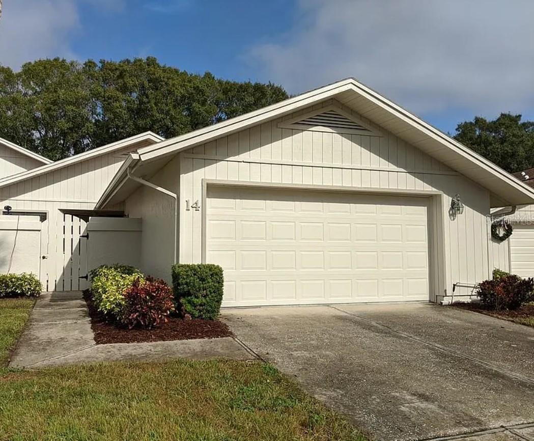 Welcome to this charming end-unit villa located in the heart of Palm Harbor. Situated in the desirable and well-maintained Westlake Community, this 2-bedroom, 2-bath home offers a comfortable and low-maintenance lifestyle.
Features include tile and laminate flooring throughout, a spacious kitchen with generous cabinet and counter space, and a sunny breakfast nook that overlooks a private courtyard. The master suite comfortably fits a king-sized bed and offers a walk-in closet and en-suite bath with double vanity sinks. The split floor plan provides added privacy, with the second bedroom and bathroom located away from the primary suite—ideal for guests or a home office.
Enjoy outdoor living on the screened-in back porch with peaceful green space views. Additional highlights include a two-car attached garage, washer and dryer, and brand-new kitchen appliances including a microwave, dishwasher, and refrigerator.
Community amenities include walking trails, tennis courts, open green spaces, and a pool just steps away. Conveniently located near beaches, shopping, dining, hospitals, and top-rated schools, with easy access to Tampa International Airport.
A $60/month Resident Benefits Package (RBP) applies.