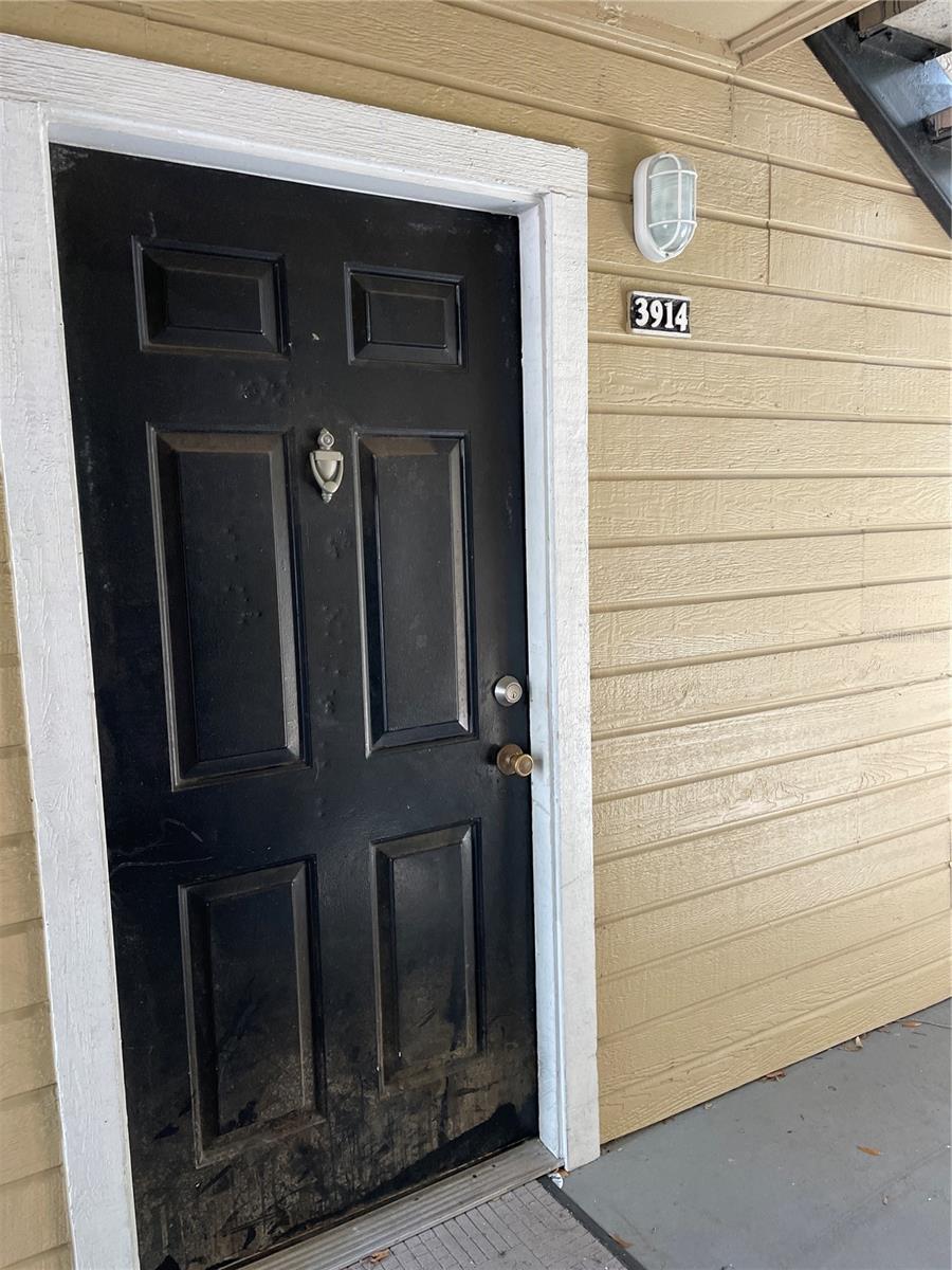 This cute 1 bed 1 bath ground floor condo is located in Tradewinds in the the Metro West area. Close to restaurants, theme parks and shopping. Only 5 minutes to Valencia and 20 minutes to Downtown. The Community has a fitness center, Pools, tennis courts, a clubhouse, and vollyeball courts. Water is included.