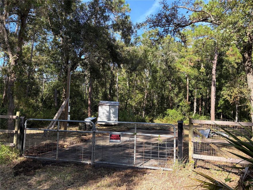 Nice, quiet and clean piece of land. Well and septic tank on the site. Electricity available. Mobile home area, there was a mobile home before, you have to check with the county if you can install a mobile home there. Perfect place to escape of the big cities and enjoying nature.