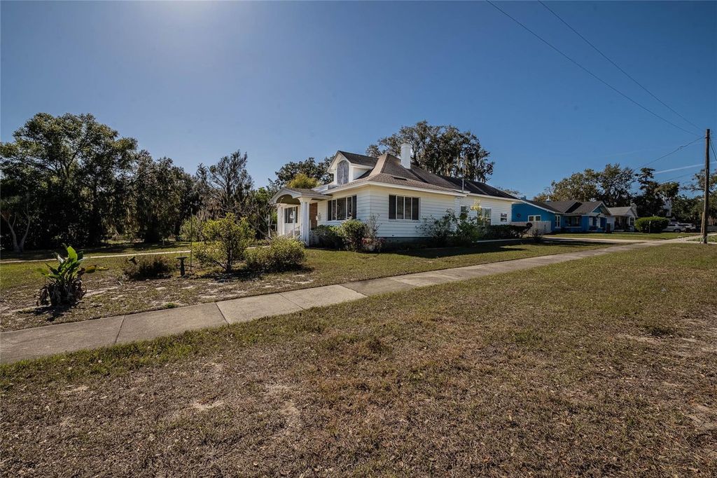 Photo of 102 S Lakeshore Boulevard, Lake Wales, FL 33853 (MLS # L4958749)