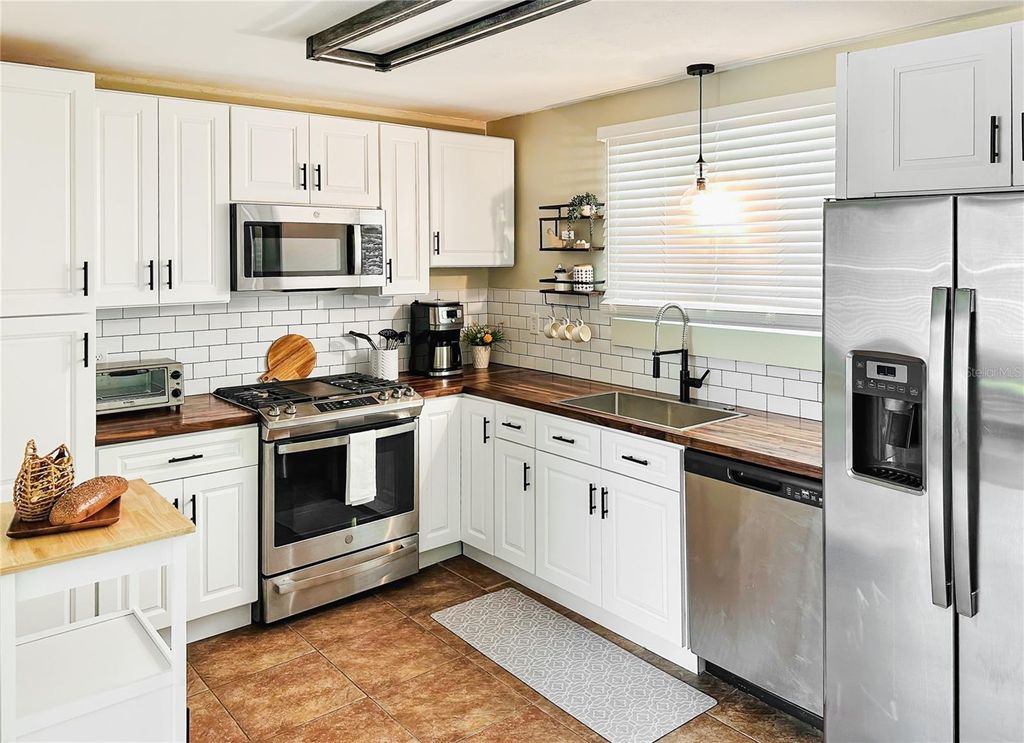 Photo of 339 Suwanee Avenue, Sarasota, FL 34243 (MLS # A4660490)