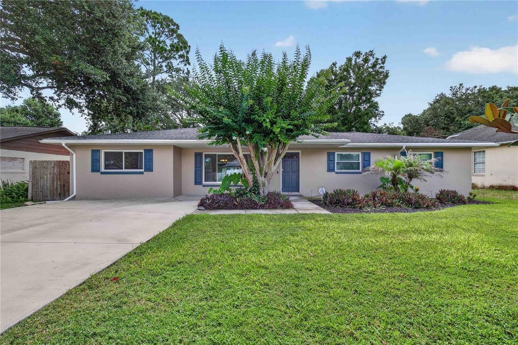Photo of 27638 Lisa Drive, Tavares, FL 32778 (MLS # G5113419)