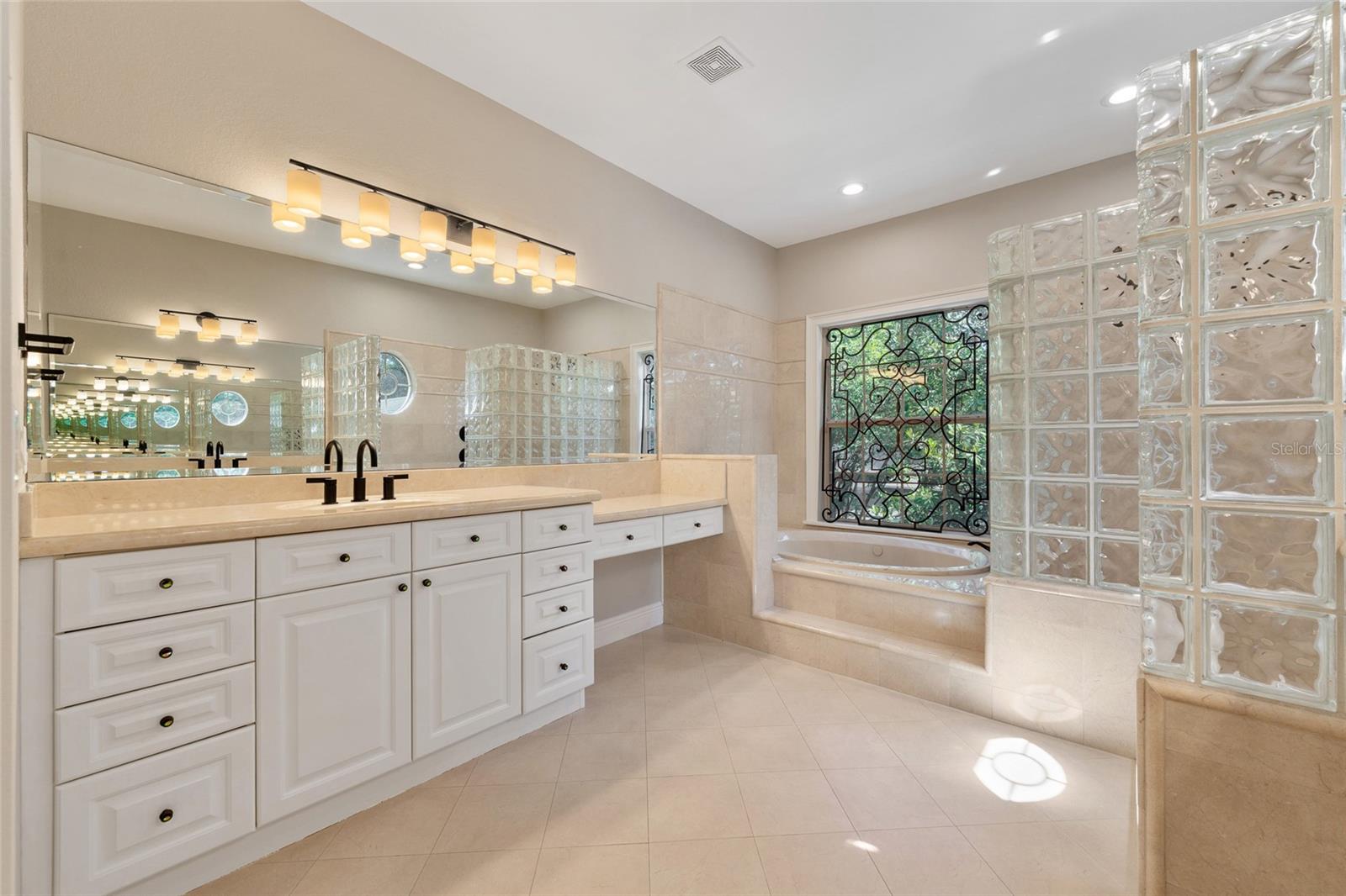 KEENES POINTE - Residential