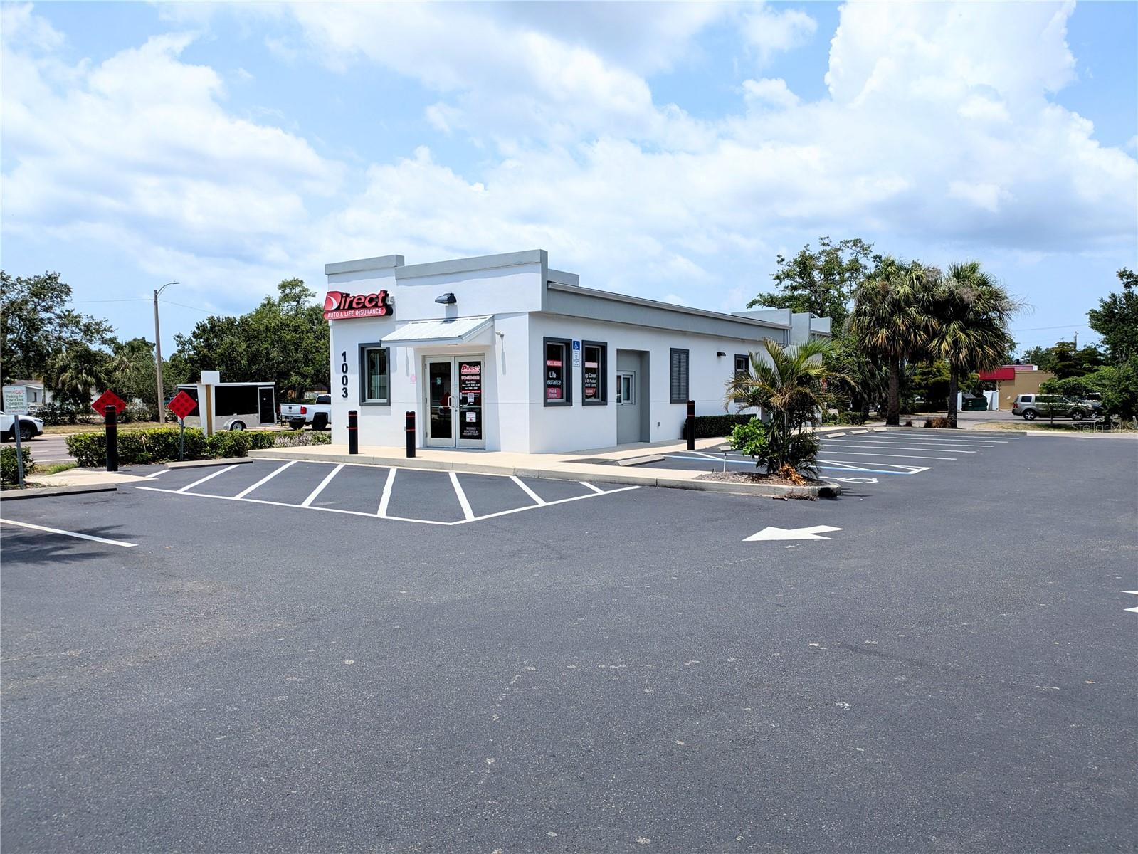 This 1,316 +/- Sq retail/ office building is situated on a corner lot with frontage on Tamiami Trail/ US 41 in Bradenton Florida. Tamiami trail is one of the busiest corridors in Bradenton with a traffic count of 65,500 vehicles per day with the site offering easy accessibility and ample parking off of 10th Avenue East.
This offering includes the retail/office building, .22 +/- acre of land with cross access and cross parking easements with Tropical Smoothie next door. Also has the potential to purchase an additional .5+/- acre of vacant land to the east that is ideal for additional retail or office uses and is already approved for a drive-thru. The building is currently used as an office for Direct Insurance with a lease set to expire in August 2026. A buyer can renew with the current tenant, or re-tenant, or occupy the building with several potential uses including restaurant, cafe, retail, office or medical office uses.
A large number of employers drive business to the area including Pierce Manufacturing, the City of Bradenton, Manatee County Government Buildings, and other employment center.