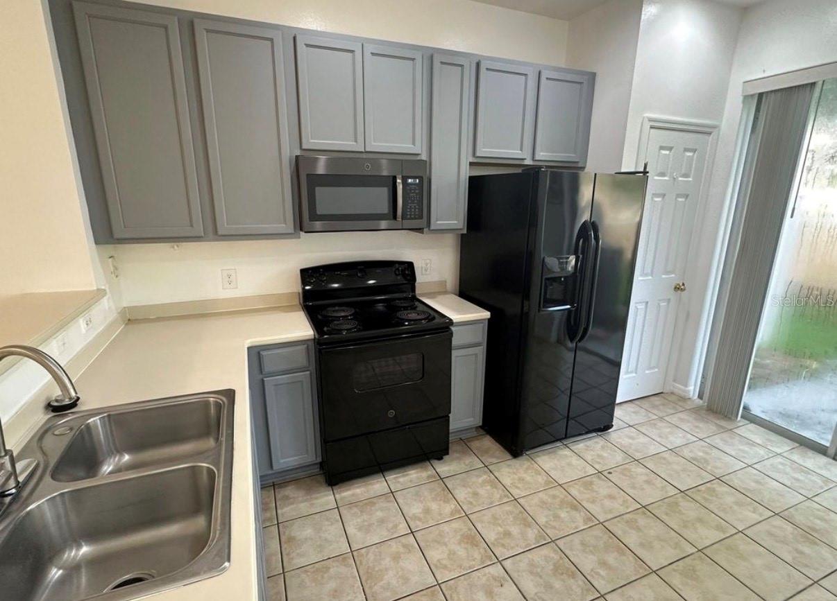 CRESTWYND BAY - Residential Lease