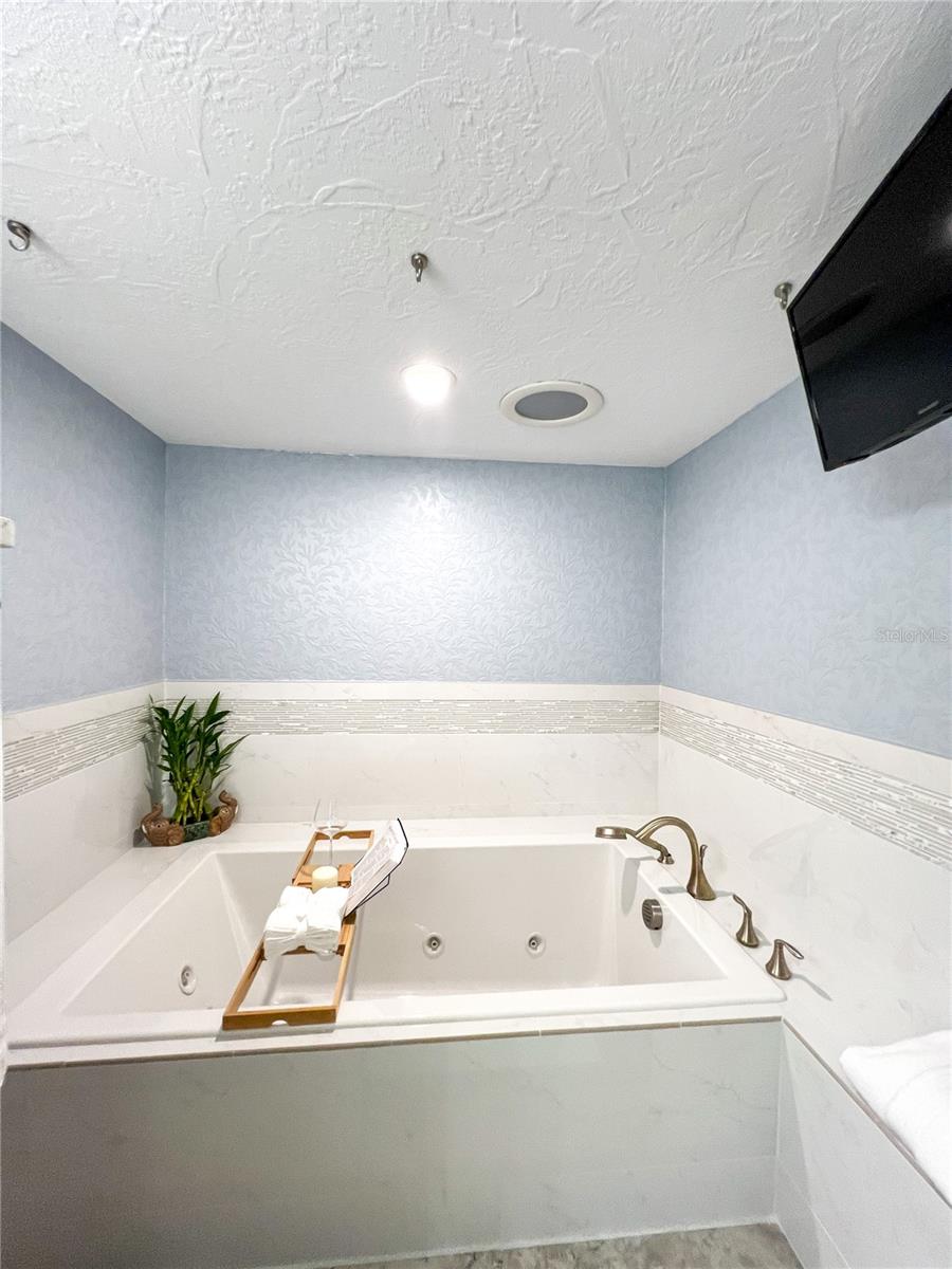 REDINGTON TOWERS 1 CONDO - Residential