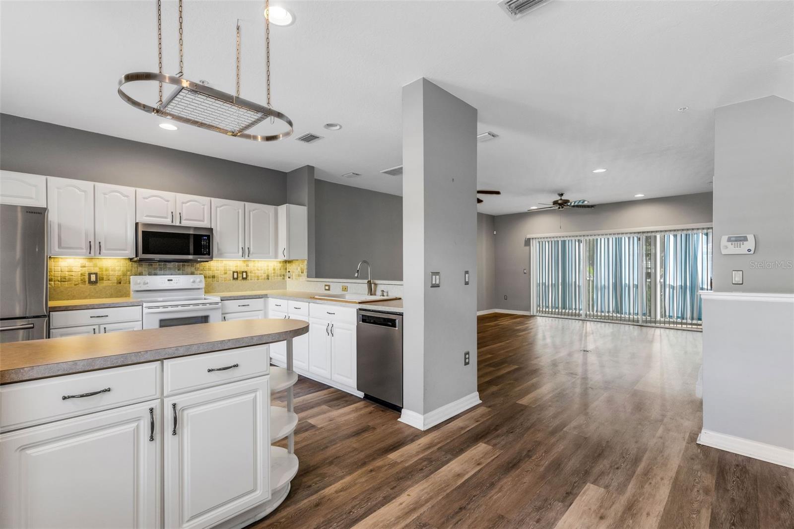 BAYSHORE TWNHS - Residential