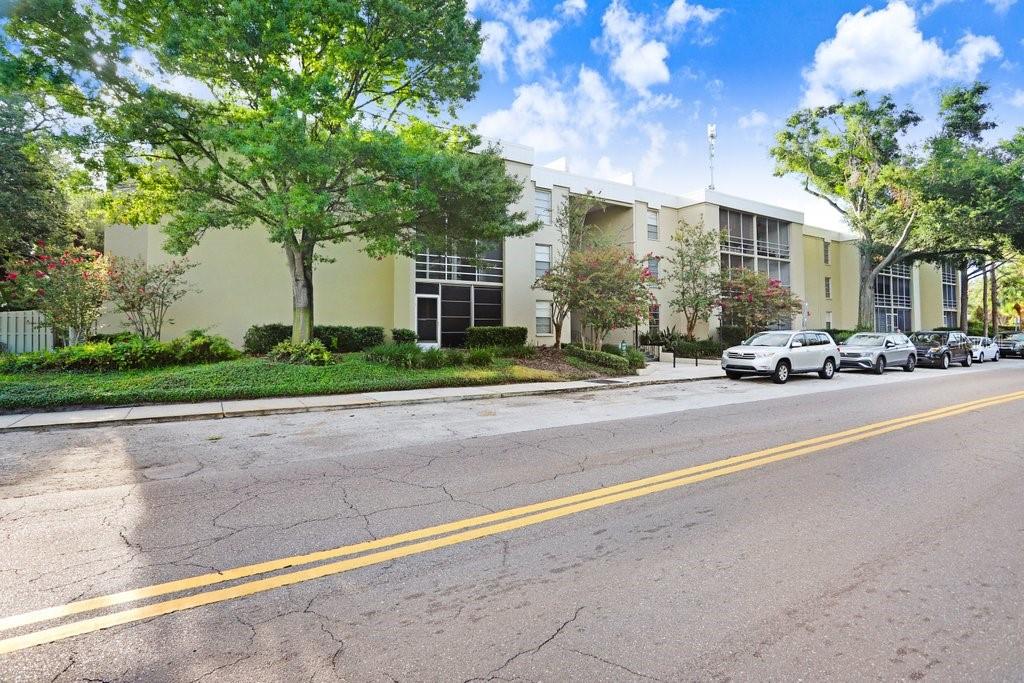 Charming 1-Bed/1-Bath in Prime South Tampa Location! Welcome to your perfect spot in Sunset Park – one of South Tampa’s most desirable, walkable neighborhoods! This cozy and stylish 1-bedroom, 1-bathroom unit is ideal for first-time buyers, students, or anyone looking to downsize without compromise. Enjoy the security of a gated community, your own reserved parking space, a sparkling community pool, and on-site laundry for convenience. Location is everything – and this one’s got it all. Shops, dining, and entertainment just minutes away.
Don’t miss your chance to own a slice of South Tampa – schedule your showing today!