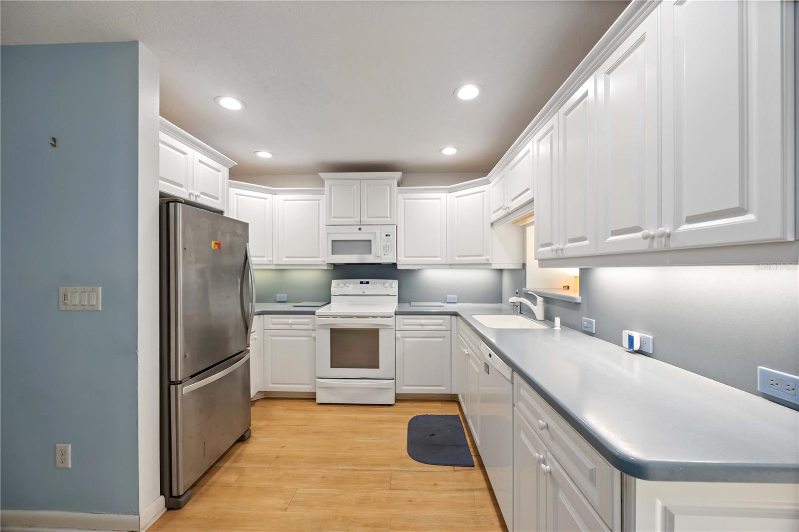 BEACH MANOR VILLAS - Residential